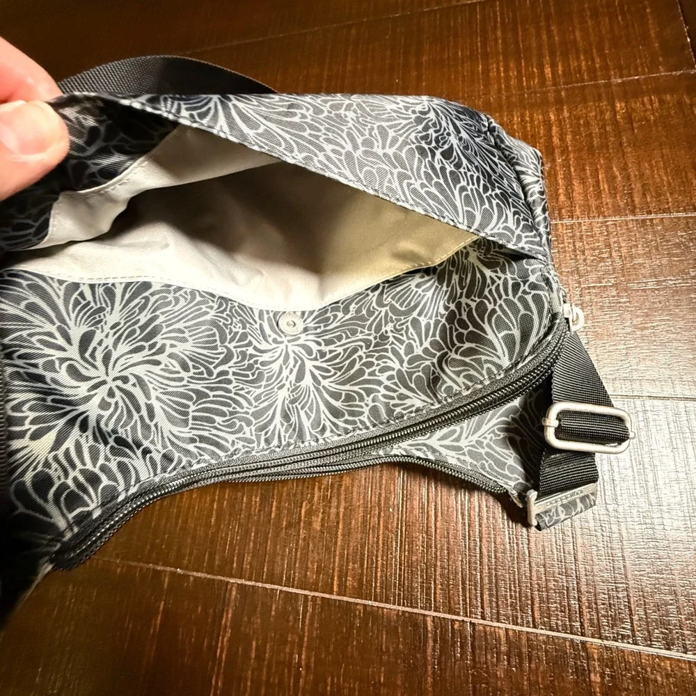 Baggallini‎ Everywhere Crossbody Bag Black Floral Nylon Travel Purse RFID Pouch